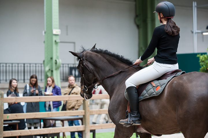 La Cavalière masquée essaie la selle Hermès Cavale au Grand Palais, pendant le Saut Hermès